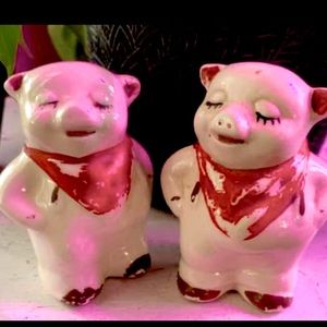 vintage/antique(?) piggy salt and pepper shaker